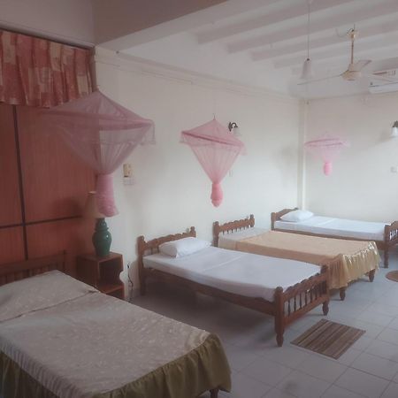 Hotel Shalini Anuradhapura Oda fotoğraf