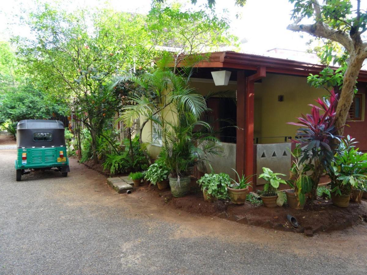 Hotel Shalini Anuradhapura Dış mekan fotoğraf