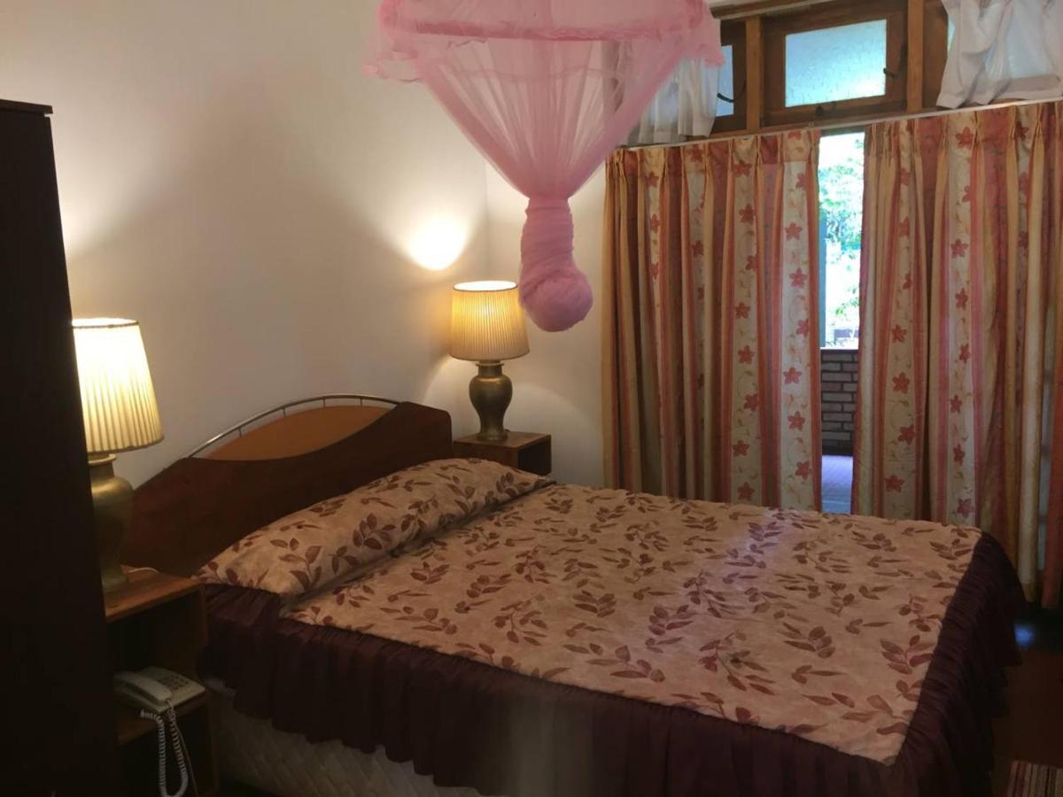 Hotel Shalini Anuradhapura Dış mekan fotoğraf
