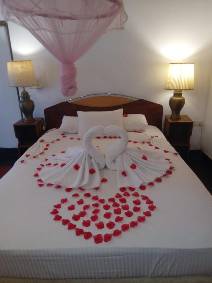 Hotel Shalini Anuradhapura Dış mekan fotoğraf