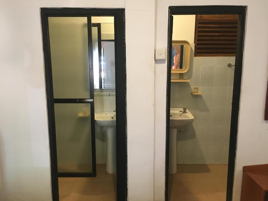 Hotel Shalini Anuradhapura Oda fotoğraf