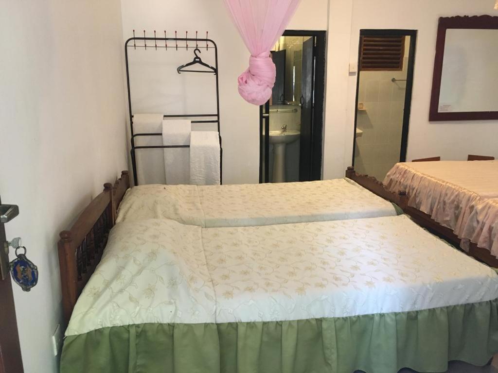 Hotel Shalini Anuradhapura Oda fotoğraf