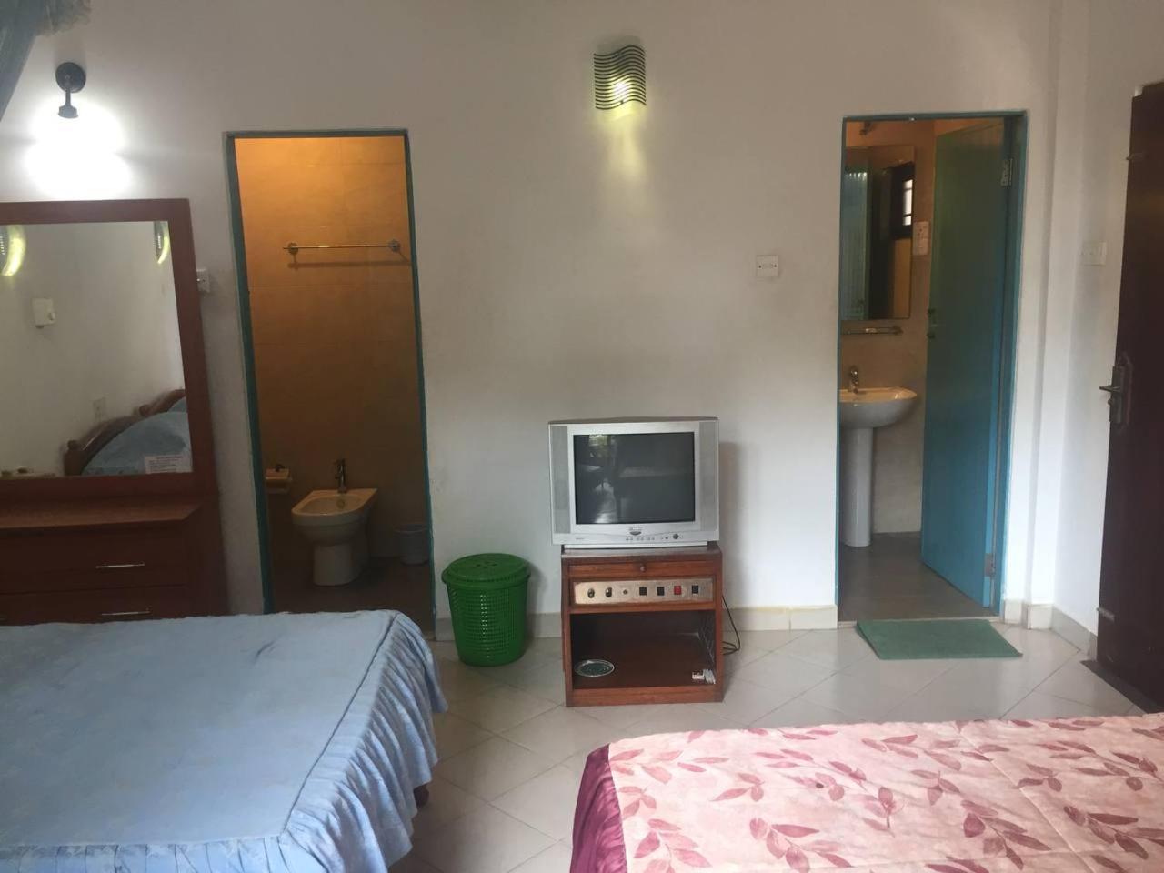 Hotel Shalini Anuradhapura Oda fotoğraf