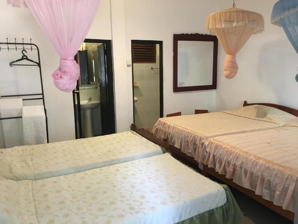 Hotel Shalini Anuradhapura Oda fotoğraf