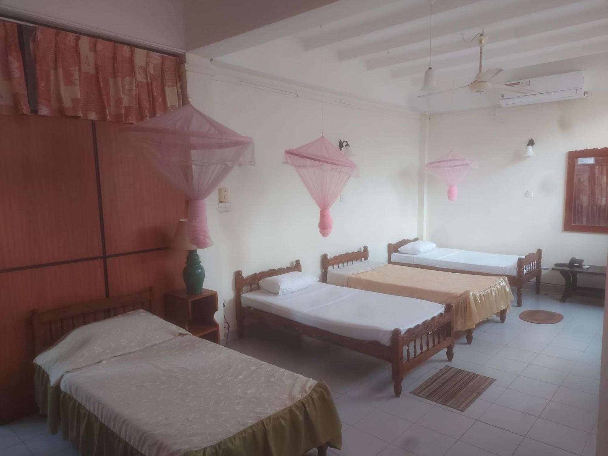 Hotel Shalini Anuradhapura Oda fotoğraf
